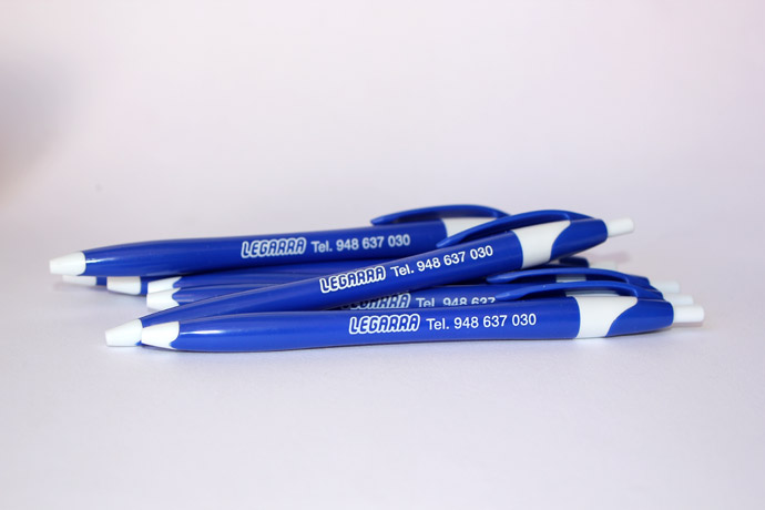 Bolígrafos Finball azules personalizados tinta blanca para publicidad de Legarra