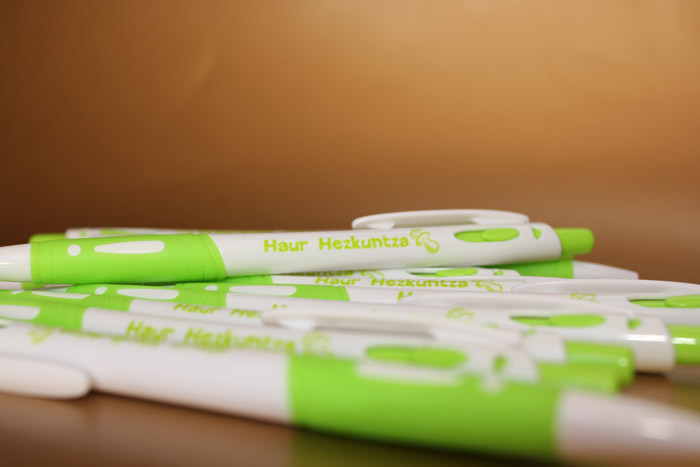 Bolígrafos económicos personalizados para Haur Herkuntza
