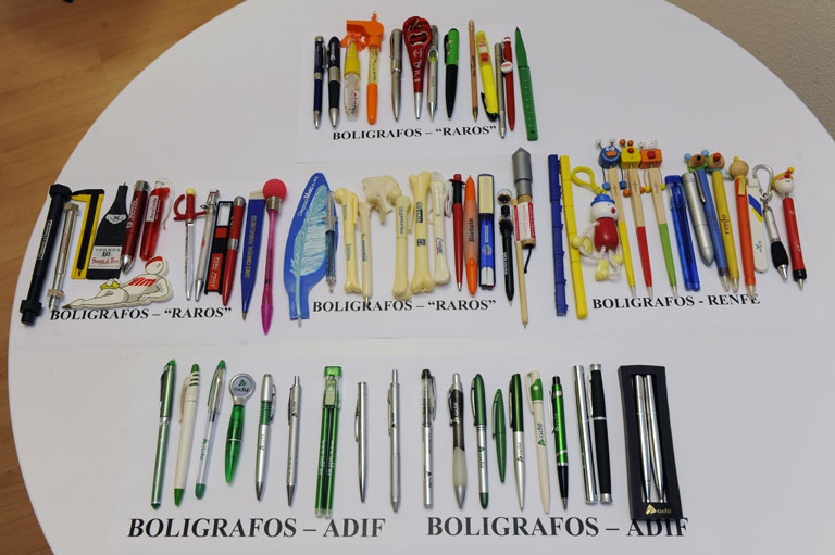 Varios bolígrafos con propaganda de la colección de Agustín