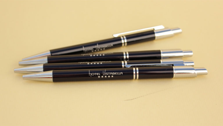 Bolígrafos publicitarios metálicos Tiko grabados láser para Hotel Vistabella