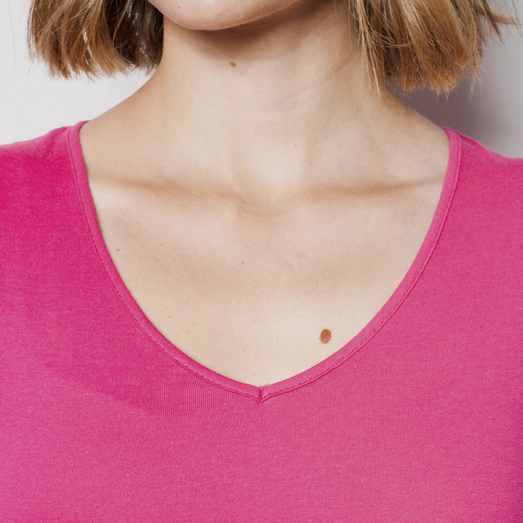 Detalle cuello pico camiseta promocional mujer Martinica